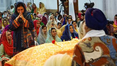 Ritual peribadatan saat perayaan 100 tahun berdirinya Gurudwara Tanjung Priok di ruang ibadah atau Darbar Sahib yang terdapat singgasana atau Takht kitab suci Guru Granth Sahib, Jakarta, 4 Mei 2025. Tempo/Ilham Balindra
