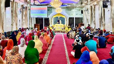 Sejumlah umat Sikh melakukan peribadatan di kuil Sikh Gurdwara Sri Guru Nanak Dev Ji di Jalan Teuku Umar, Medan, Sumatera Utara. Yayasan Gurwara