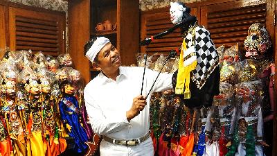 Gubernur Jawa Barat Dedi Mulyadi berfoto dengan wayang gole koleksinya di Lembur Pakuan, Desa Sukasari, Dawuan, Subang, Jawa Barat, 14 Mei 2025. Tempo/Ilham Balindra