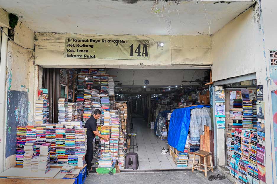 Napas Panjang Toko Buku Kwitang. Bagaimana Mereka Bertahan?