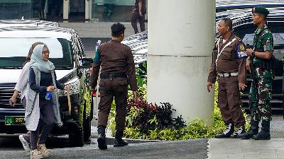 Personel TNI mendampingi petugas pengamanan dalam di Kejaksaan Agung, Jakarta, 21 Maret 2025. Tempo/Martin Yogi Pardamean