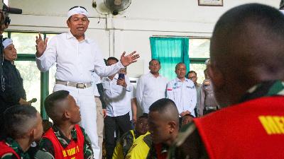 Gubernur Jawa Barat Dedi Mulyadi saat meninjau siswa di Dodik Bela Negara Resimen 1 Stira Yudha Purwakarta, Jawa Barat, 14 Mei 2025.. Tempo/Ilham Balindra