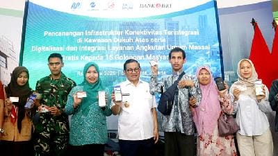 Gubernur DKI Jakarta, Pramono Anung bersama sejumlah warga Jakarta menunjukkan Kartu JakMob dan aplikasi JakLingko yang dapat digunakan untuk naik sejumlah moda transportasi secara gratis. Peluncuran Kartu JakMob dari Bank DKI ini berlangsung di Dukuh Atas, Jakarta Pusat, pada Rabu, 7 Mei 2025. TEMPO/Lourentius EP