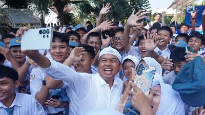 West Java Governor Dedi Mulyadi with students of SMA Negeri 2 State Senior High School in Purwakarta, West Java, May 14, 2025. Tempo/Ilham Balindra
