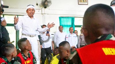 Governor Dedi Mulyadi inspects students at the State Defense program at the 1st Sthira Yudha Regiment, Purwakarta, West Java, May 14, 2025. Tempo/Ilham Balindra