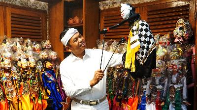 West Java Governor Dedi Mulyadi poses with his puppet collection at his residence, Lembur Pakuan, in Sukasari Village, Dawuan, Subang, West Java, May 14, 2025. Tempo/Ilham Balindra