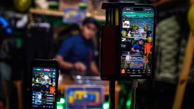 A seller promotes goods on an online marketplace in Sudimara, South Tangerang, Banten, December 12, 2022. Tempo/Tony Hartawan