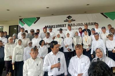 Para guru besar Fakultas Kedokteran Universitas Padjajaran memberikan pernyataan Maklumat Padjadjaran soal kebijakan Kementerian Kesehatan, di Bandung, Jawa Barat, 19 Mei 2025. Dok. FK Unpad