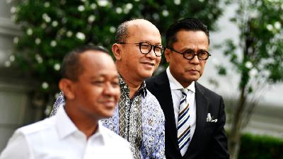 Minister of Energy and Mineral Resources Bahlil Lahadalia (left), Danantara CEO Rosan Perkasa Roeslani, and COO Dony Oskaria (right) after attending a limited meeting with President Prabowo Subianto at the Presidential Palace complex in Jakarta, May 20, 2025. Tempo/Imam Sukamto