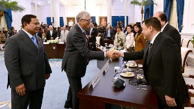 Jhonlin Group owner Andi Syamsuddin Arsyad aka Haji Isam (right) accompanies President Prabowo Subianto to meet Microsoft founder and global philanthropist Bill Gates at the Merdeka Palace, Jakarta, May 7, 2025. BPMI Setpres