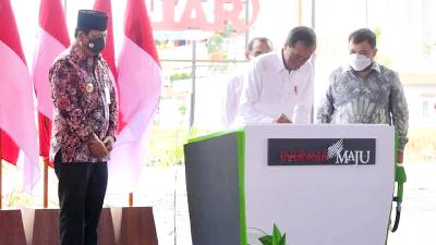 President Joko Widodo inaugurates a biodiesel plant of PT Jhonlin Agro Raya owned by Andi Syamsuddin Arsyad aka Haji Isam (right) in Tanah Bumbu, South Kalimantan, October 21, 2021. Setpres