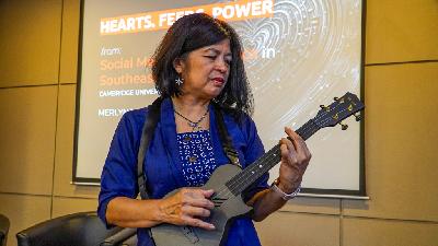 Merlyna Lim, Canada Research Chair in Digital Media and Global Network Society, following a discussion of her book “Social Media and Politics in Southeast Asia” at the University of Indonesia Campus, Depok, West Java, April 9, 2025. Tempo/Martin Yogi Pardamean