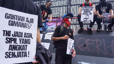 Protesters stage a rally in front of the House of Representatives in Jakarta, urging legislators to annul the TNI Law approved during a plenary session, March 20, 2025. Tempo/Martin Yogi Pardamean