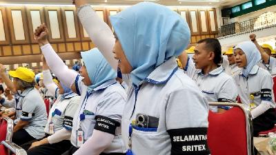 Sritex workers welcomed Deputy Minister of Manpower Immanuel Ebenezer Gerungan to their factory in Sukoharjo Regency, Central Java, on October 28, 2024. Tempo/Septhia Ryanthie