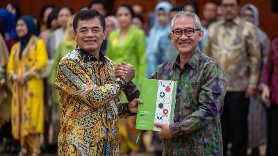 Director General of Customs Djaka Budhi Utama (left) receives a performance report book handed over by his predecessor, Askolani, at the Ministry of Finance building in Jakarta on May 23, 2025. Antara/Bayu Pratama
