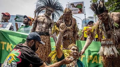 Perwakilan Masyarakat adat Papua dan aktivis dari koalisi Solidaritas Merauke, menggelar aksi unjuk rasa di depan kantor Kementerian Pertahanan, Jakarta, 16 Oktober 2024. Dok.Afriadi Hikmal/Greenpeace