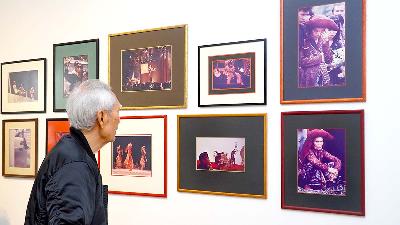 Guntur Soekarno memeriksa hasil karyanya yang akan dipajang pada pameran foto bertajuk “Gelegar Foto Nusantara” di Galeri Nasional Indonesia, 2 Juni 2025. Tempo/Martin Yogi Pardamean