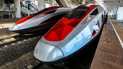 Dua kereta cepat Whoosh di Stasiun Tegalluar, Bandung, Jawa Barat, 29 Juli 2024. Tempo/Tony Hartawan