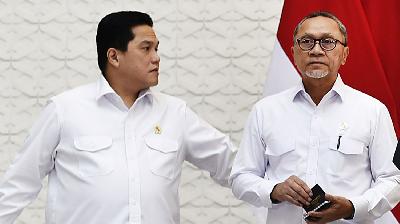 Menteri BUMN Erick Thohir (kiri) dan  Menteri Koordinator Bidang Pangan Zulkifli Hasan  di Pangkalan Udara Halim Perdanakusama, Jakarta, 28 Februari 2025. Tempo/Imam Sukamto