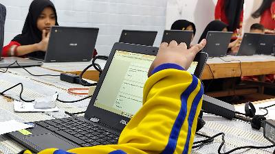 Sejumlah murid sekolah dasar mengerjakan tugas menggunakan laptop Chromebook di Aceh, 28 Maret 2025. Indonesia, Aceh - March 28, 2025. shutterstock.com