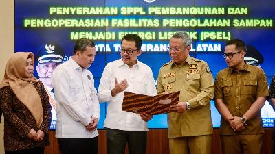 Direktur Utama PT Maharaksa Biru Energi Tbk Bobby Gafur Umar (berbaju putih) dan Wali Kota Tangerang Selatan Benyamin Davnie (kedua dari kanan) saat penyerahan surat penunjukan pemenang lelang di Balai Kota Tangerang Selatan, Banten, 6 Mei 2025. Antara/Putra M. Akbar
