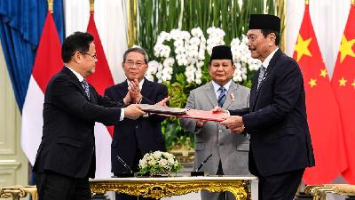 President Prabowo Subianto and Chinese Premier Li Qiang witness the exchange of memoranda of understanding on cooperation between National Economic Council Chairman Luhut Binsar Pandjaitan (right) and Chinese National Development and Reform Commission Chairman Zheng Shanjie (left) at the Merdeka Palace, Jakarta, May 25, 2025. Antara/Galih Pradipta