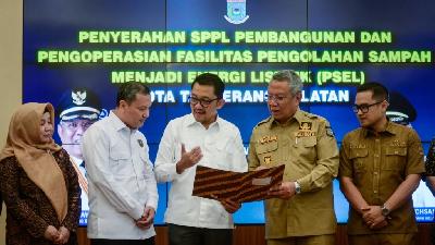 President Director of Maharaksa Biru Energi Bobby Gafur Umar (in white) and Mayor of South Tangerang Benyamin Davnie (second from right) during the handover of the letter of appointment of the auction winner at South Tangerang City Hall, Banten, May 6, 2025. Antara/Putra M. Akbar