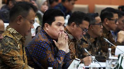 Minister of State-Owned Enterprises Erick Thohir (second from left) during a working meeting with Commission VI of the House of Representatives at the Parliament Complex in Senayan, Jakarta, May 20, 2025. Tempo/Amston Probel