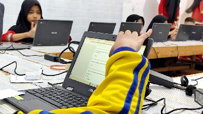 Elementary school students work on assignments using Chromebooks in Aceh, March 28, 2025. Shutterstock.com