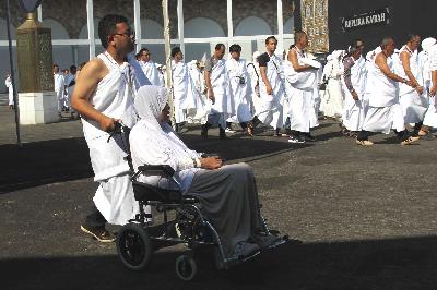 Jemaah calon haji furoda Kota Semarang melakukan tawaf saat manasik haji di Fatimatuzzahra, Semarang, 10 Mei 2025. Tempo/Budi Purwanto