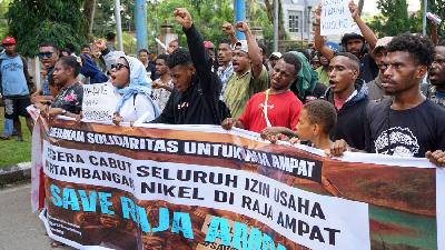 Massa dari Gerakan Solidaritas Untuk Raja Ampat melakukan aksi unjuk rasa menolak penambangan nikel, di kantor Gubernur Papua Barat Daya, Kota Sorong, Papua Barat Daya, 10 Juni 2025. Antara/Olha Mulalinda
