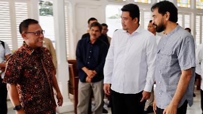 Gubernur Aceh Muzakir Manaf (kanan), Gubernur Sumatera Utara Bobby Nasution (kedua dari kanan) dan Bupati Tapanuli Tengah Masinton Pasaribu bertemu di Meuligoe Gubernur Aceh, 4 Juni 2025. Pertemuan ini sebagai tindak lanjut dari Keputusan Menteri Dalam Negeri Nomor 300.2.2-2138 tentang wilayah administratif empat pulau yang masuk ke wilayah Provinsi Sumatera Utara. Antara/HO-Diskominfo Sumut