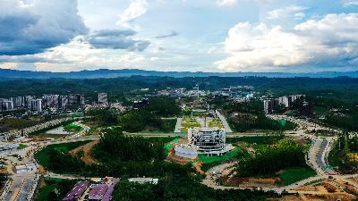 Suasana pembangunan fasilitas dan insfrastruktur jalan di Kawasan Inti Pusat Pemerintahan (KIPP) di Ibu Kota Nusantara (IKN), Penajam Paser Utara, Kalimantan Timur, 26 Februari 2025. Antara/M Risyal Hidayat