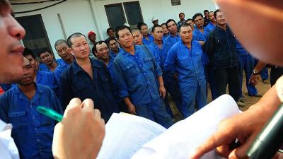 Sejumlah pekerja asing asal China didata oleh Direktorat Reskrim Umum (Ditreskrimum) Polda Kalbar, di kawasan proyek pembangunan Pembangkit Listrik Tenaga Uap (PLTU) di Jungkat, Kabupaten Pontianak, Kalimantabn Barat, 19 maret 2013. Antara/Jessica Helena Wuysang