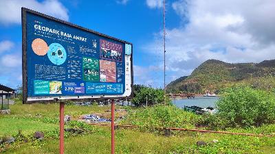 Plang informasi Geopark Raja Ampat di sekitar area konsesi PT Gag  Nikel di Pulau Gag, Distrik Waigeo Barat, Raja Ampat, Papua Barat Daya, 2025. Tempo/ Nita Dian