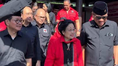 (Dari kanan ke kiri) Bendahara Umum PDI Perjuangan, Olly Dondokambey; Ketua Umum PDI Perjuangan, Megawati  Soekarnoputri; dan politikus PDI Perjuangan, Pramono Anung saat berziarah ke makam Presiden pertama RI, Soekarno di Blitar, pada Jumat, 6 Juni 2025. DOK. PDIP