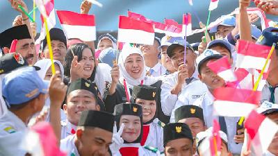 Gubernur Jawa Timur, Khofifah Indar Parawansa (tengah) membawa bendera bersama para pelajar saat pembukaan Masa Pengenalan Lingkungan Sekolah (MPLS) di SMK Negeri 5 Surabaya, Jawa Timur, Senin, 17 Juli 2023. DOK. PEMPROV JAWA TIMUR