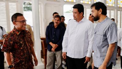 Aceh Governor Muzakir Manaf (right), North Sumatra Governor Bobby Nasution (second from right), and Tapanuli Tengah Regent Masinton Pasaribu meet at the Aceh Governor's Office, June 4, 2025. Antara/HO-Diskominfo Sumut