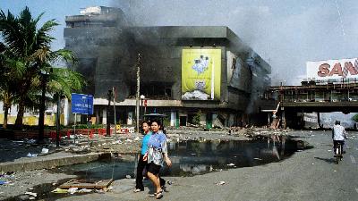 Two women of Chinese descent walk through the Glodok area after the riots of May 13-14, 1998, in Jakarta. Dok. Tempo/Rully Kesuma