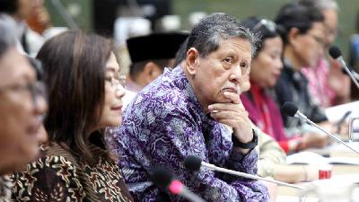 Chairman of the Indonesian Historical Transparency Alliance Marzuki Darusman (right) during a public hearing with Commission X of the House of Representatives at the Parliament Complex in Senayan, Jakarta, May 19, 2025. Tempo/Amston Probel