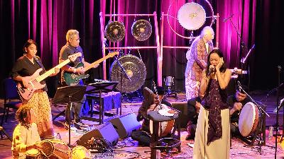Penampilan Indonesian National Orchestra pimpinan Franki Raden dalam tur Eropa 2025 di Bimhuis, Amsterdam, 20 Juni 2025. Dok.Azuzan JG