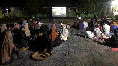 Organisasi kepemudaan Karang Taruna Desa Danasari, Kecamatan Bojong, Kabupaten Tegal menggelar nonton bareng film Kinipan di halaman Balai Desa Danasari, 11 April 2021. Dok. Karang Taruna