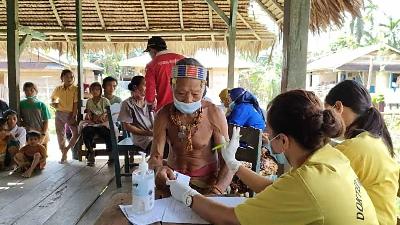 Tenaga kesehatan memeriksa kondisi kesehatan masyarakat adat di Kepulauan Mentawai melalui program kepesertaan BPJS Kesehatan, 26 September 2022. Antara/HO-BPJS Kesehatan.