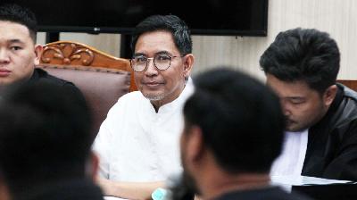 Terdakwa kasus judi online Kementerian Komunikasi dan Informasi, Zulkarnaen Apriliantony  saat menjalani sidang pemeriksaan saksi  di Pengadilan Negeri Jakarta Selatan, 21 Mei 2025.  Tempo/Amston Probel