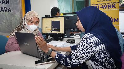 Petugas melayani warga saat konsultasi pajak di Kantor Pelayanan Pajak (KPP) Pratama Balikpapan Timur, Kota Balikpapan, Kalimantan Timur, 26 Juni 2025. Antara/Aditya Nugroho