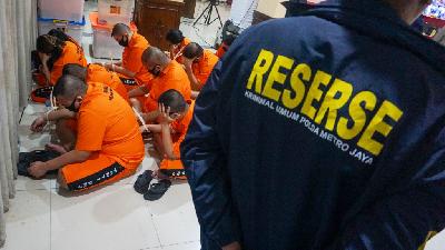 Police present 24 suspects of an online gambling case, nine of whom are employees of the Ministry of Communication and Digital Affairs, at the Jakarta Metropolitan Police Headquarters, Jakarta, November 25, 2024. Tempo/Ilham Balindra