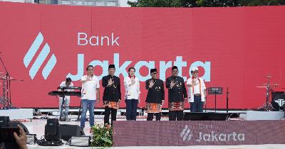 (Dari kiri) Direktur Utama Bank Jakarta Agus Haryoto Widodo, Sekretaris Daerah Provinsi Jakarta Marullah Matali, Gubernur Maluku Utara Sherly Tjoanda, Gubernur Jakarta Pramono Anung, Wakil Gubernur Jakarta Rano Karno, dan Kepala Eksekutif Pengawas Perbankan OJK yang juga Anggota Dewan Komisioner OJK, Dian Ediana Rae saat peluncuran call name dan logo Bank Jakarta di Taman Literasi Martha Christina Tiahahu, Jakarta Selatan, pada Ahad, 22 Juni 2025. TEMPO/Hendy Mulia