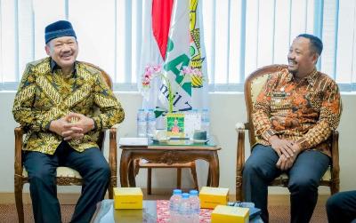 (Kanan) Bupati Buton Tengah Azhari, bersama Ketua Baznas Noor Achmad, membahas sinergi pengelolaan zakat di Jakarta, pada Jumat, 20 Juni 2025. Dok. Pemkab Buton