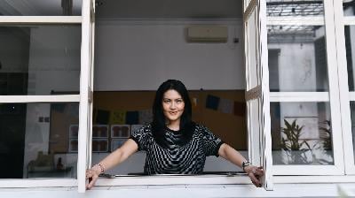 Lola Amaria  di kantornya, Jakarta, 2 Februari 2024. Tempo /M Taufan Rengganis