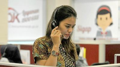 Petugas melayani pengaduan masyarakat melalui telepon di Call Center Otoritas Jasa Keuangan (OJK), Jakarta, 12 Juli 2016. Tempo/Tony Hartawan